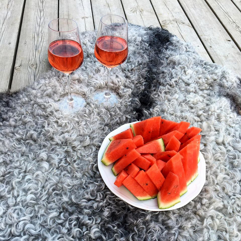 Vattenmelon och vinglas på fårskinn