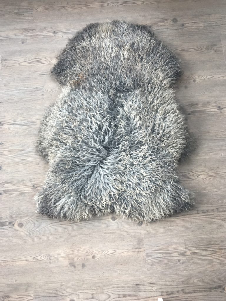 Grått långhårigt fårskinn.